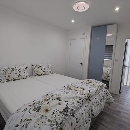 Beautiful 3 Bedroom House In London -Ensuite Bed Room Twickenham Dış mekan fotoğraf