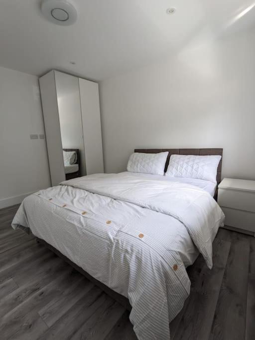 Beautiful 3 Bedroom House In London -Ensuite Bed Room Twickenham Dış mekan fotoğraf