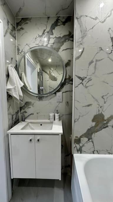 Beautiful 3 Bedroom House In London -Ensuite Bed Room Twickenham Dış mekan fotoğraf