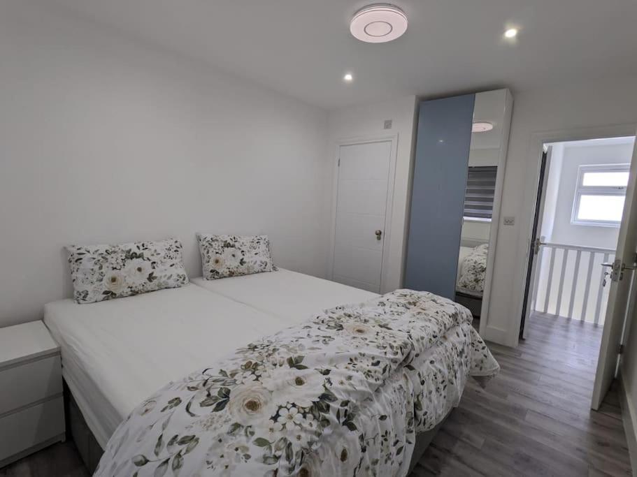 Beautiful 3 Bedroom House In London -Ensuite Bed Room Twickenham Dış mekan fotoğraf