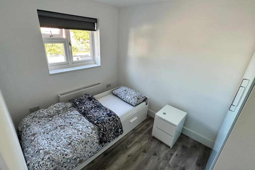Beautiful 3 Bedroom House In London -Ensuite Bed Room Twickenham Dış mekan fotoğraf
