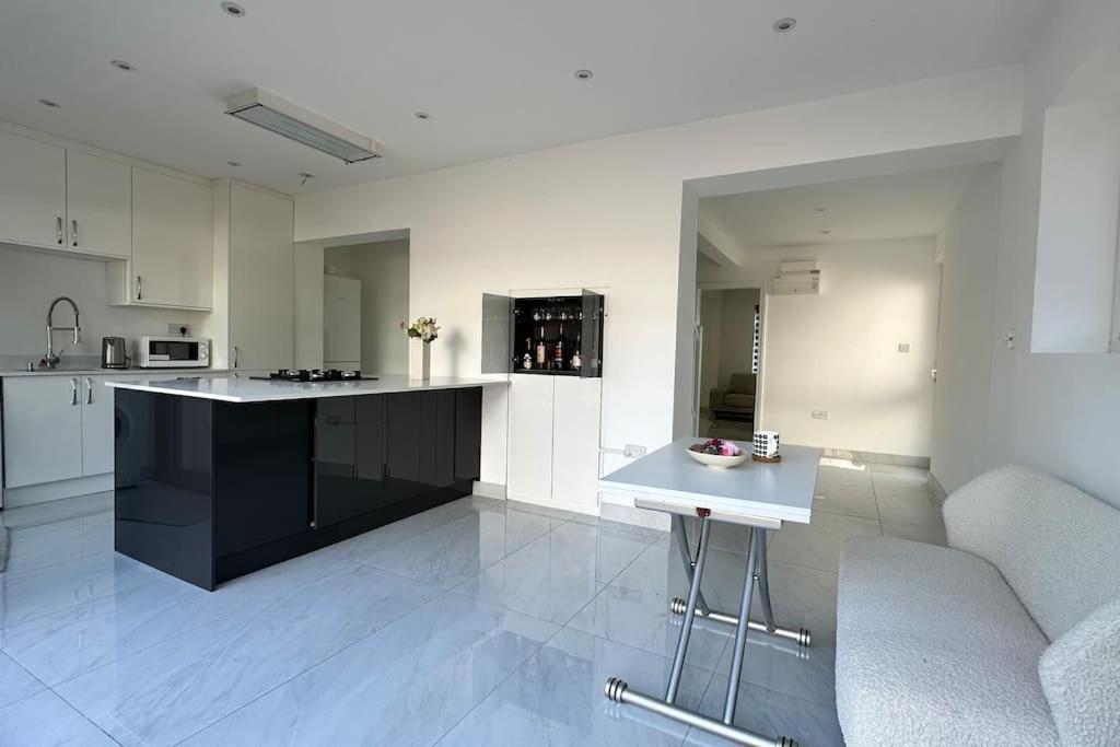 Beautiful 3 Bedroom House In London -Ensuite Bed Room Twickenham Dış mekan fotoğraf