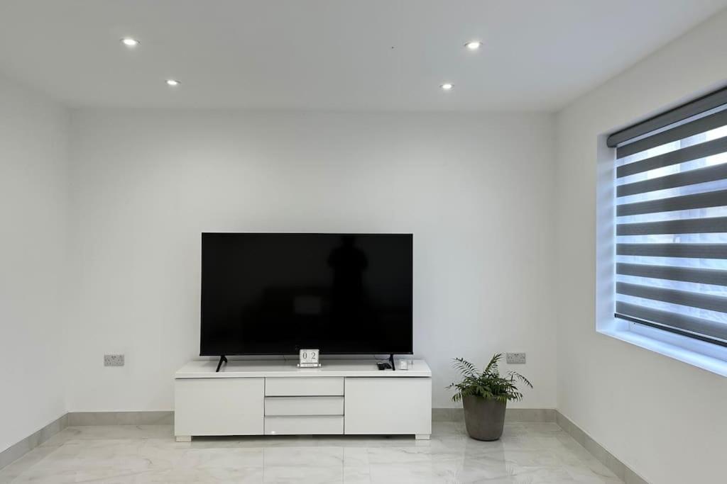 Beautiful 3 Bedroom House In London -Ensuite Bed Room Twickenham Dış mekan fotoğraf