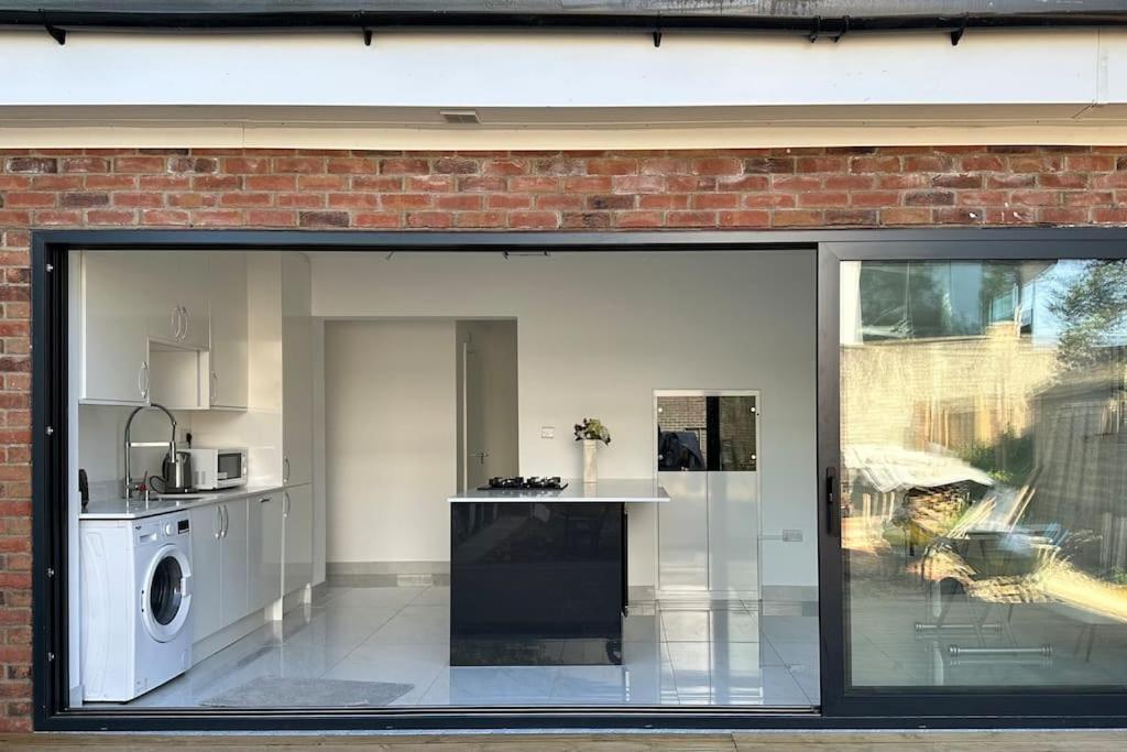 Beautiful 3 Bedroom House In London -Ensuite Bed Room Twickenham Dış mekan fotoğraf